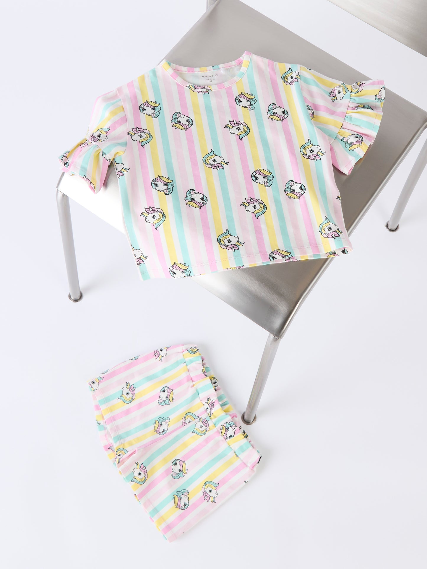 Set med T-shirt och shorts enhörningar