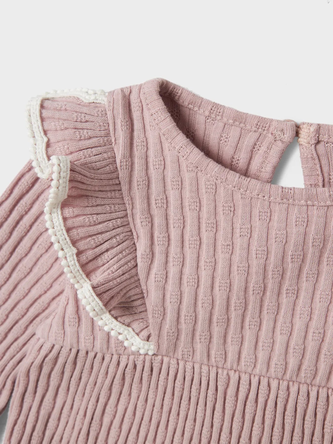Rosa klänning med volang