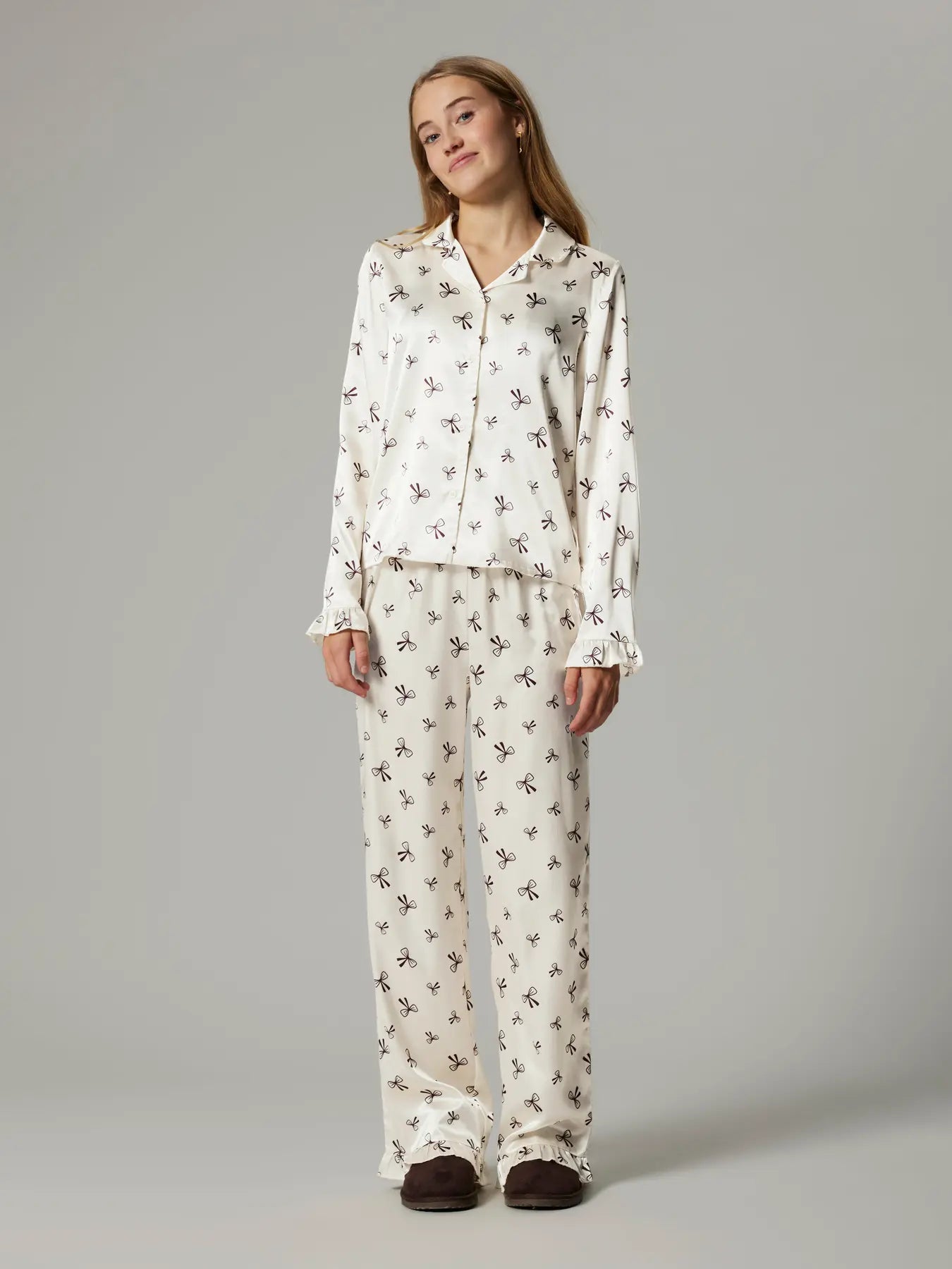 Satinpyjamas, rosetter