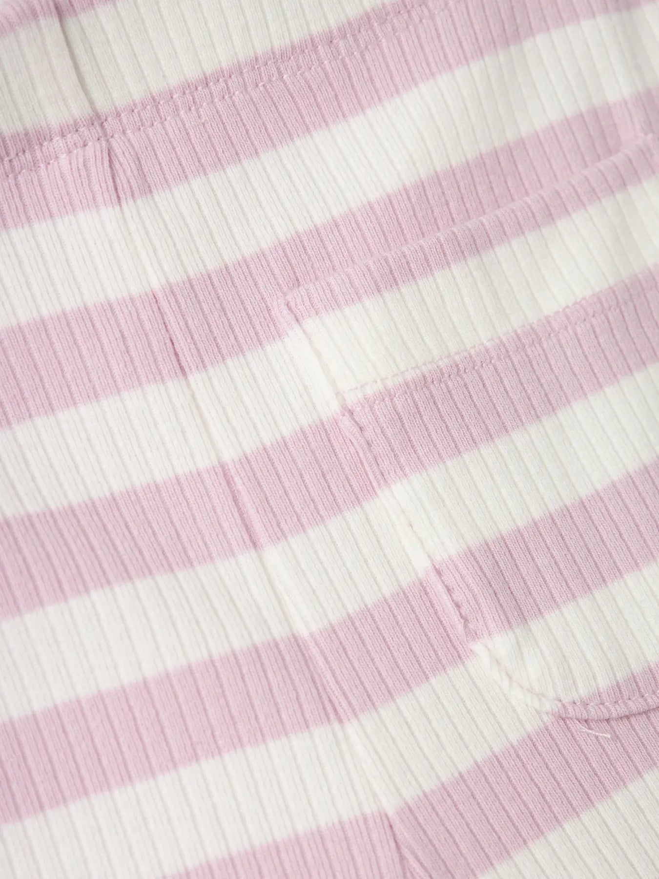 Randig utsvängd byxa