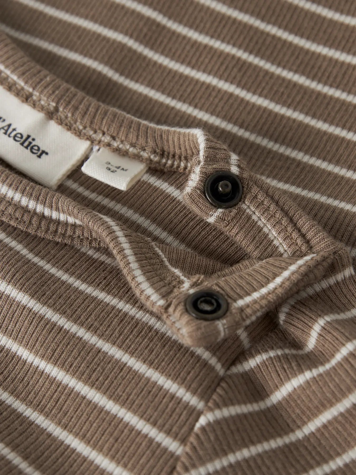 Randig pyjamas bebis