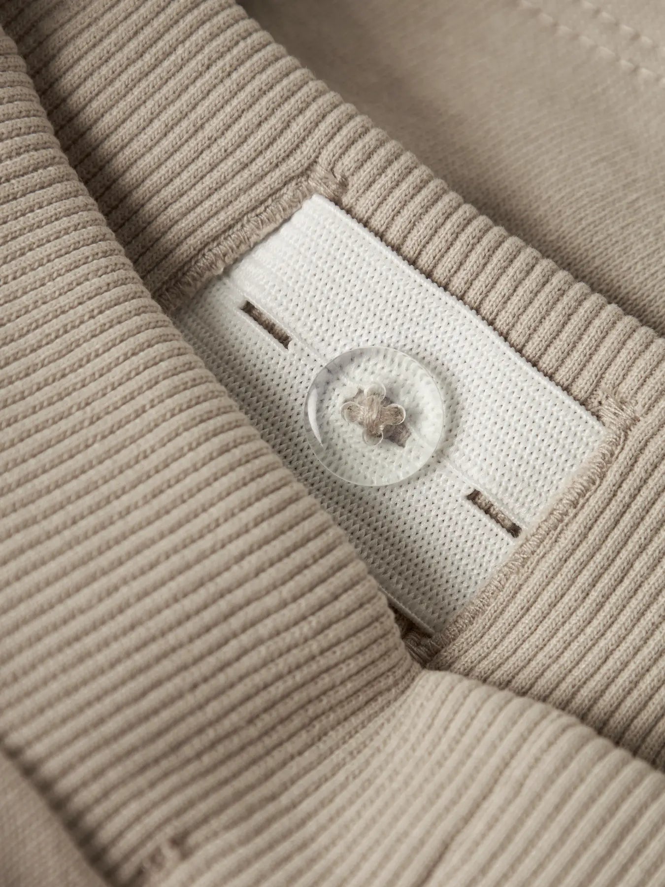 Shorts med benfickor beige