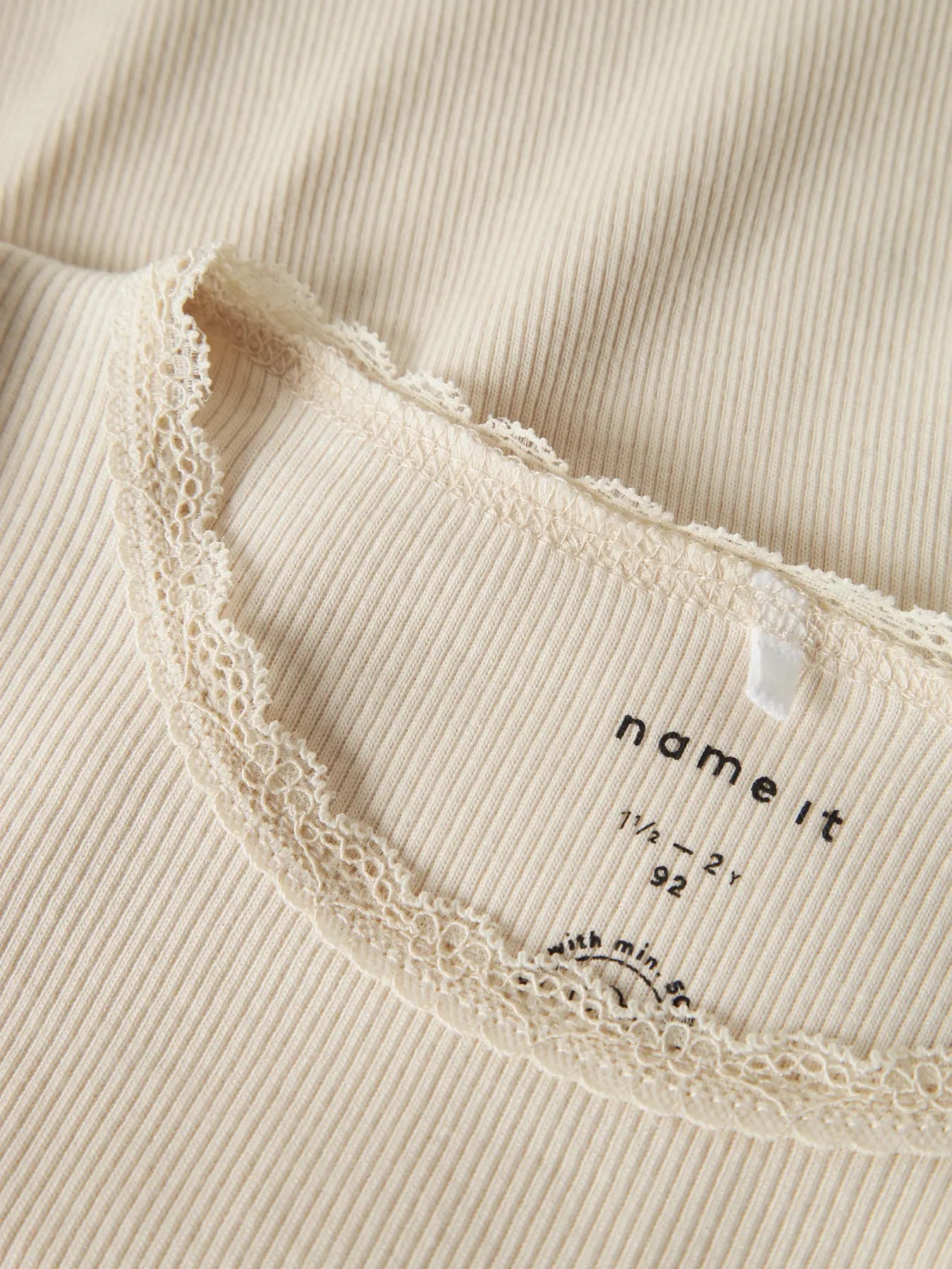 Ribbad beige topp med spets