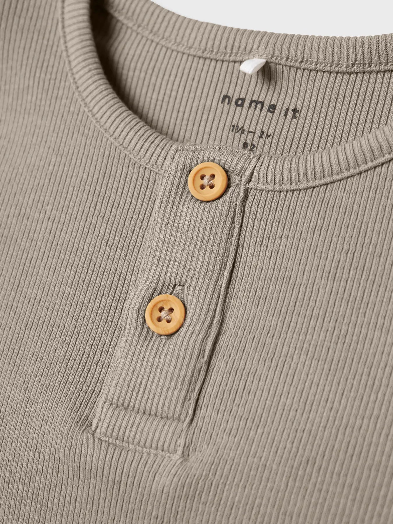 T-shirt med knappar beige