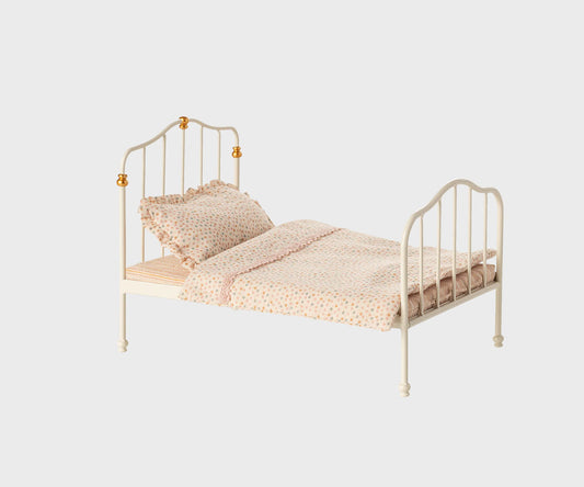 Vintage bed, mouse