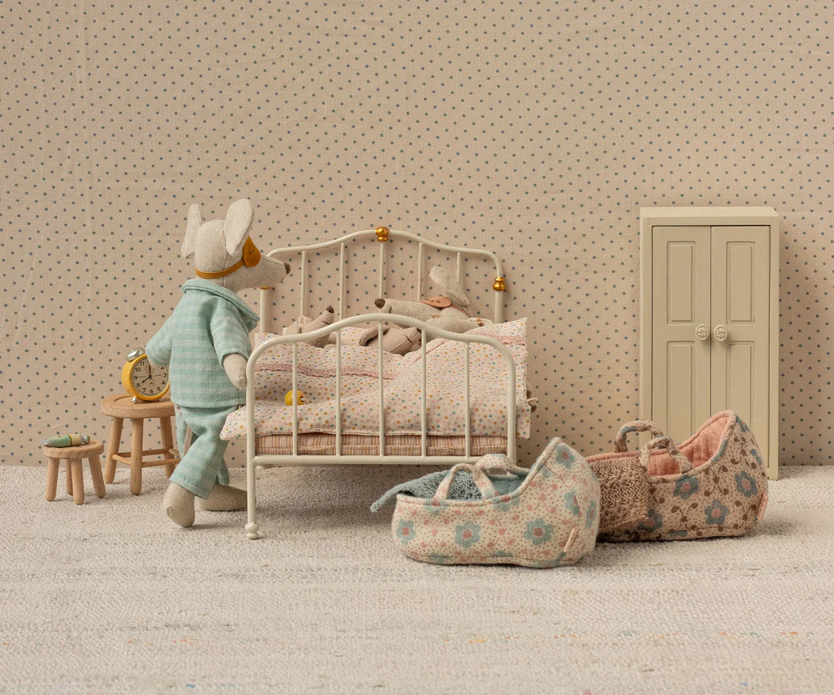 Vintage bed, mouse