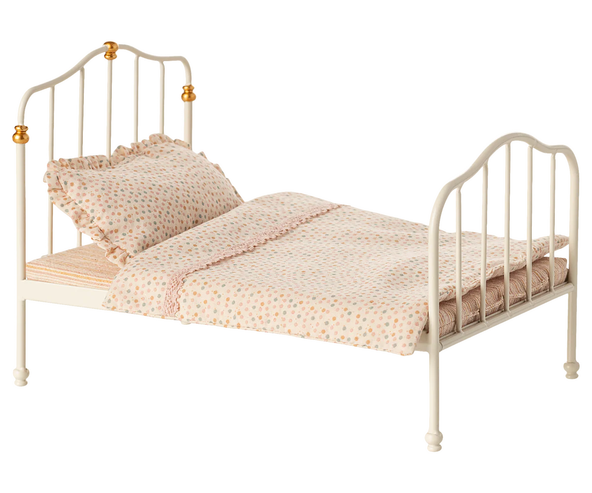Vintage bed, mouse