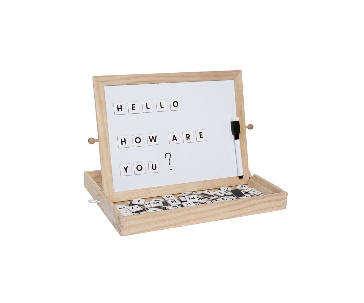 Tavla med bokstäver och siffror