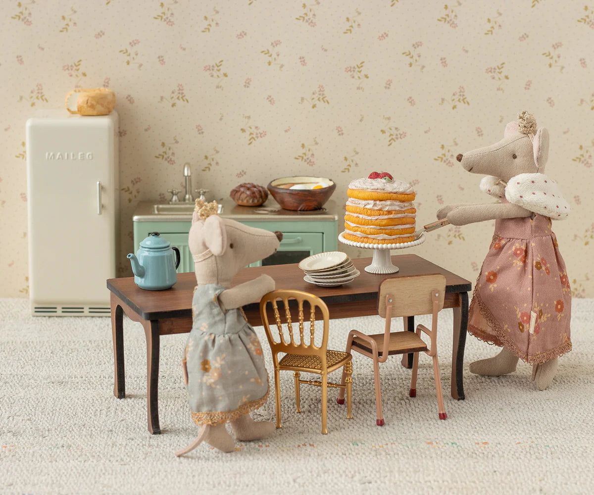 Party cake and stand, mouse