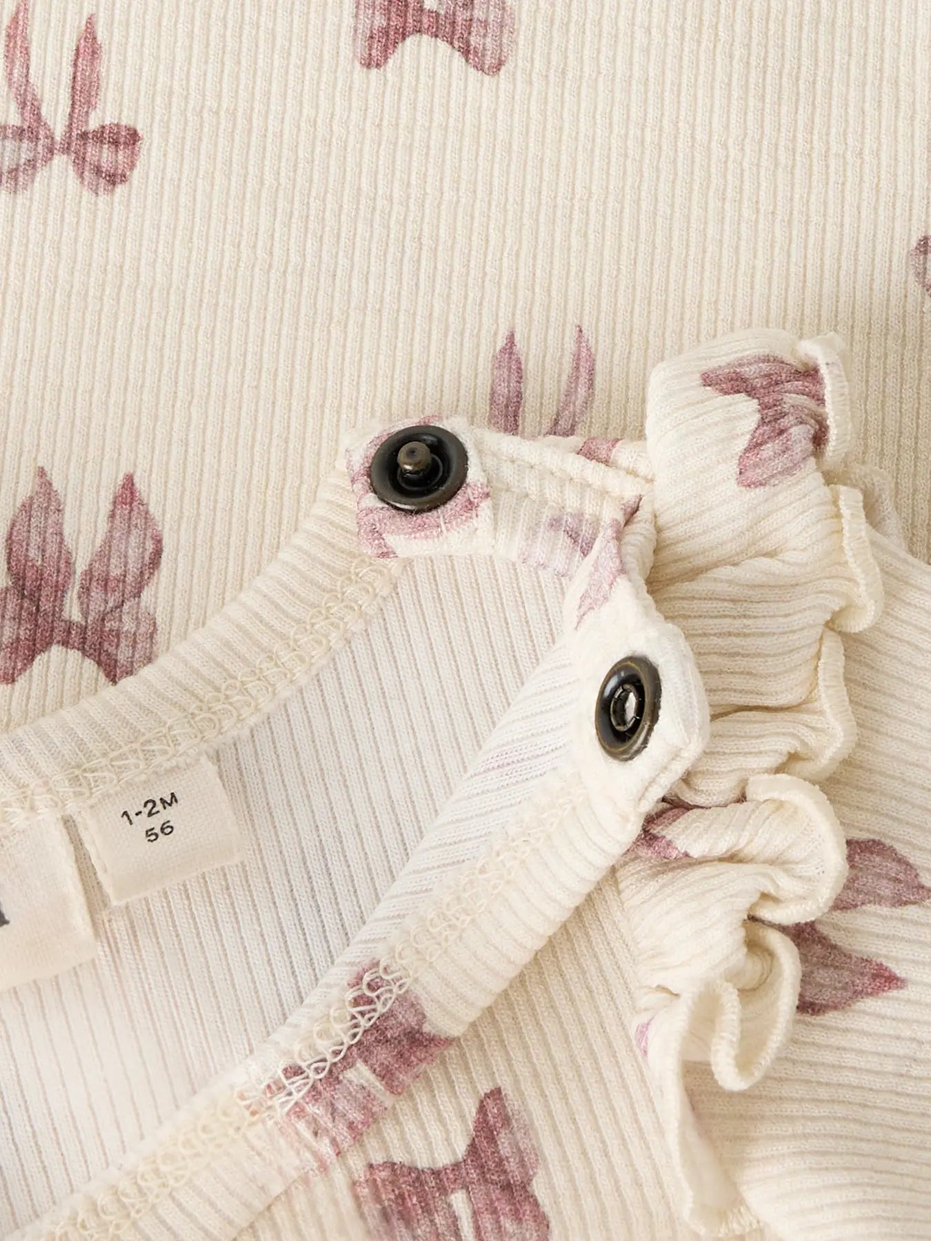 Ribbad body med rosetter