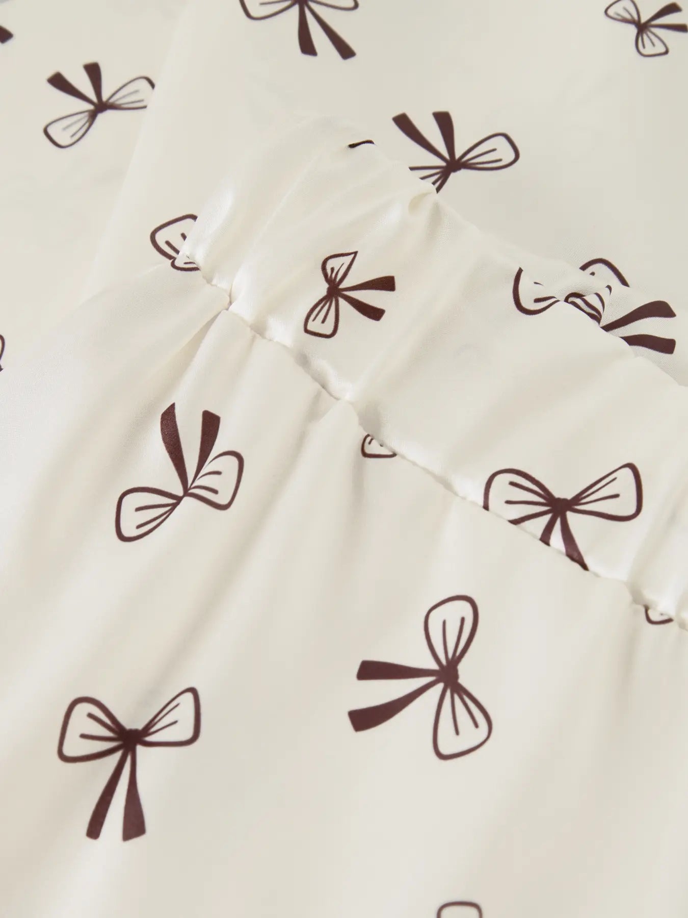 Satinpyjamas, rosetter