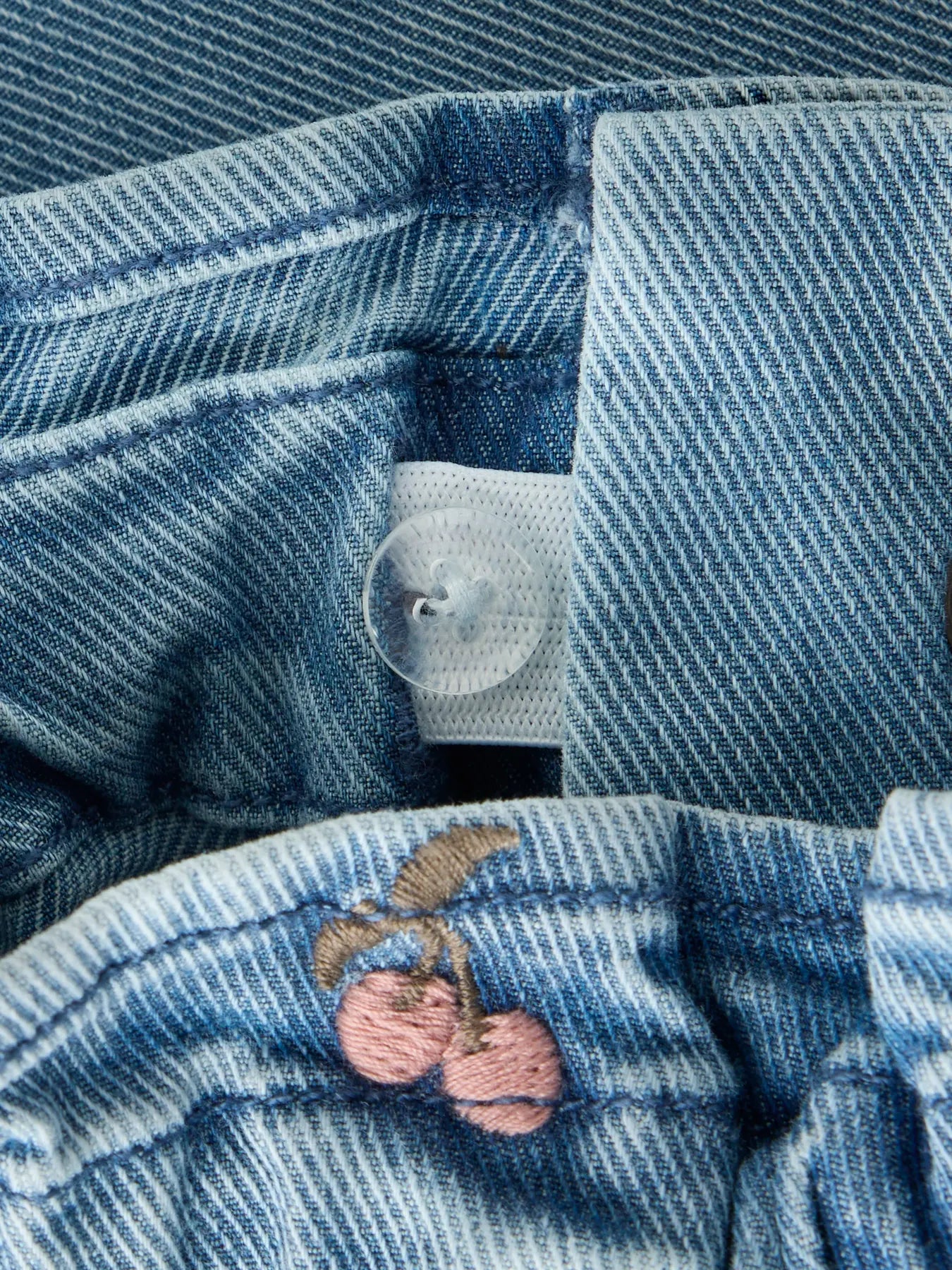 Jeans loose fit med körsbär