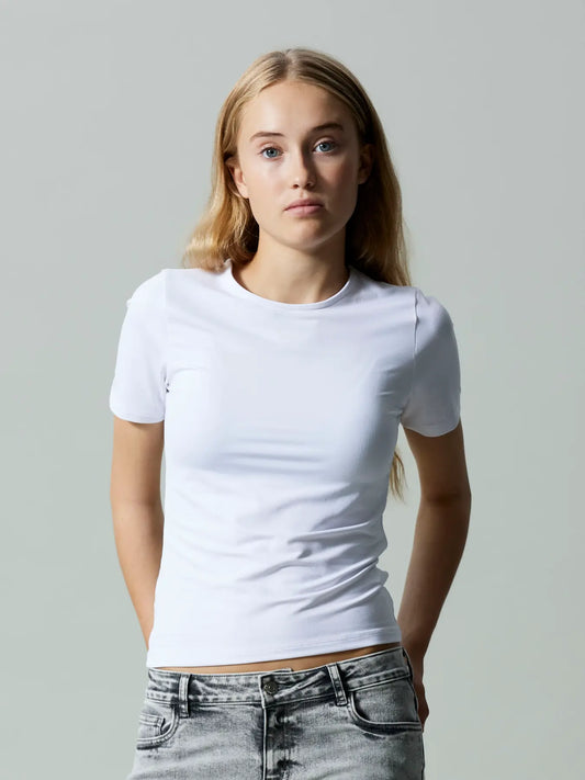 Vit topp, smal passform