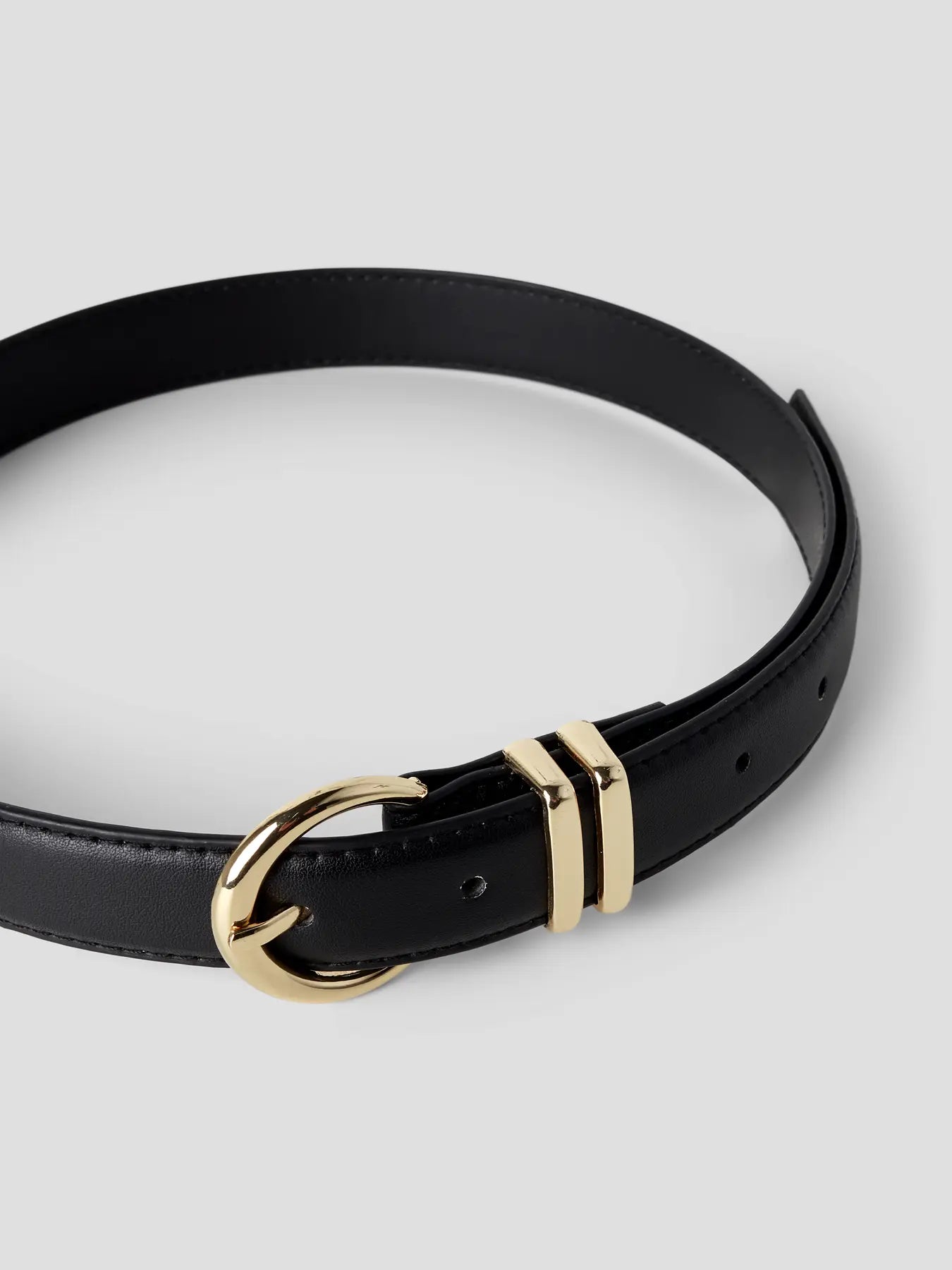 Skärp svart med guldspänne
