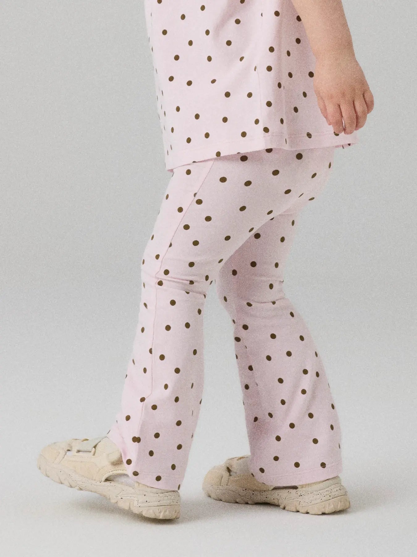 Utsvängda leggings Hosina